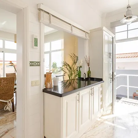 5 Bedrooms 5 Bathrooms With Private Pool Fast Wifi & Sea Views فيلة