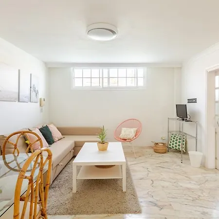 5 Bedrooms 5 Bathrooms With Private Pool Fast Wifi & Sea Views *