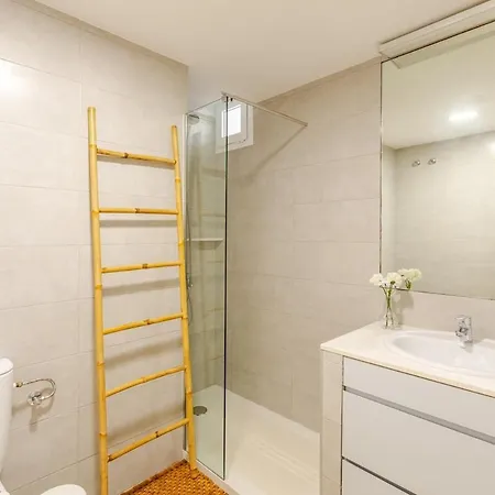 5 Bedrooms 5 Bathrooms With Private Pool Fast Wifi & Sea Views فيلة