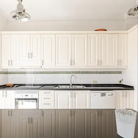 5 Bedrooms 5 Bathrooms With Private Pool Fast Wifi & Sea Views *